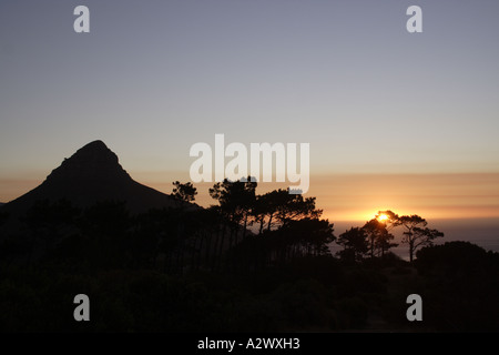 Addolcire il sole tramonta su pietra miliare africana Foto Stock
