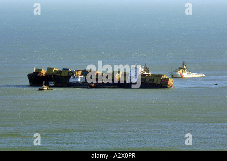 Navi guardacoste tendono alla tempesta danneggiato MSC Napoli radicati nella baia di Lyme. Foto Stock