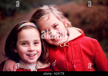 I bambini perdono all'aperto di due ragazze in autunno.. Foto Stock