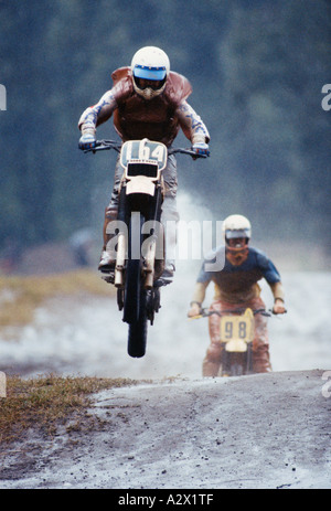 Motociclisti di motocross in arrivo verso la telecamera. Foto Stock