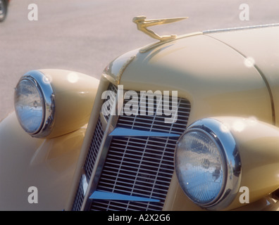 Vintage americano auto. Anni Cinquanta Auburn Speedster. Close-up di proiettori e la griglia del radiatore. Foto Stock