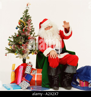 Studio Immagine di Santa Claus (Babbo Natale) agitando. Foto Stock