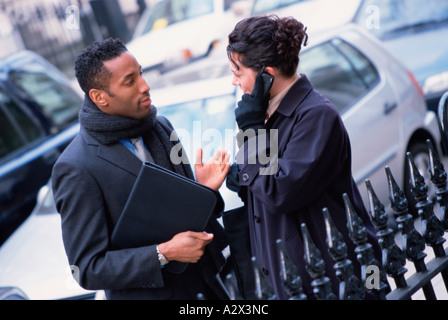 L uomo e la donna nella strada della citta'. I colleghi di lavoro. Foto Stock