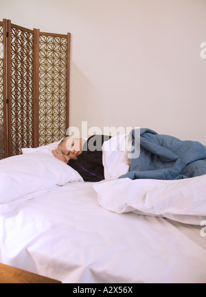 Donna che Dorme da solo. Dove ha il suo partner andato? Foto Stock