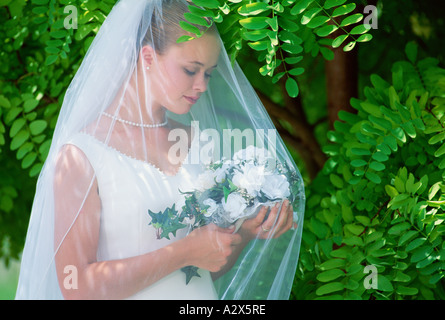 Outdoor Ritratto di giovane e bella sposa. Foto Stock