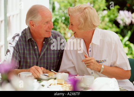 Terrazza esterna closeup di sorridenti Coppia senior Foto Stock