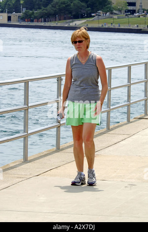Femmina bionda jogging come parte di un sano esercizio di routine Foto Stock