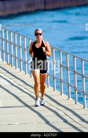 Femmina bionda jogging come parte di un sano esercizio di routine Foto Stock