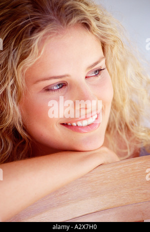 Close-up di bella giovane volto di donna guardando a parte. Foto Stock