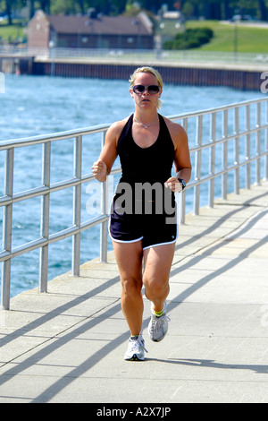 Femmina bionda jogging come parte di un sano esercizio di routine Foto Stock