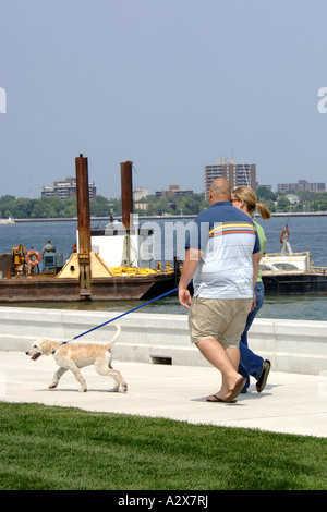 Due persone adulte che hanno preso il loro cane per una passeggiata Foto Stock