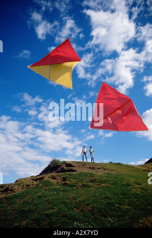 Due uomini adolescenti sulla scogliera aquiloni. Foto Stock