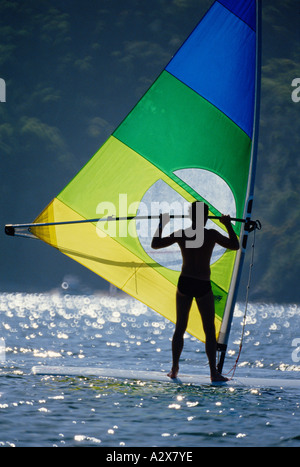 Australia. Nuovo Galles del Sud. Silhouette di un giovane uomo in piedi sul bordo della vela. Foto Stock