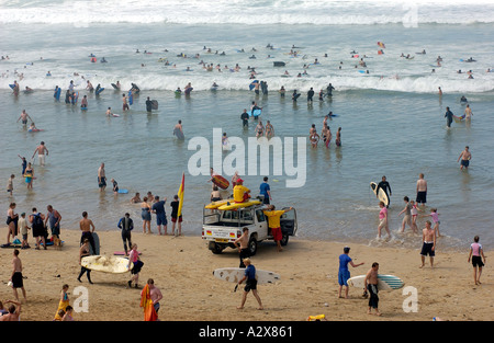 Attività a Fistral Beach in Newquay Cornwall Inghilterra Regno unito su una trafficata agosto giorno di estate Foto Stock