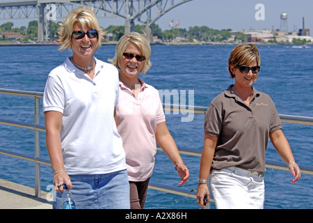 Tre donne teenage camminare insieme in un gruppo Foto Stock