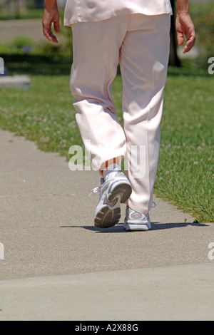 Close up di femmine lavoratori ufficio indossando sneakers sul loro lunchbreak Foto Stock