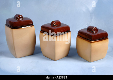 Tre gres vasetti di Storage contro uno sfondo blu Foto Stock