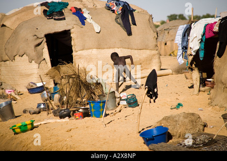 Villaggio di pescatori sulle sponde del Niger dal traghetto sulla rotta da Mopti a Timbuctù,Mali,Africa occidentale Foto Stock