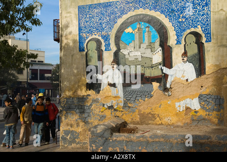 Fes el Bali Marocco Africa settentrionale. Una pittura murale della porta Blu o Bab Boujeloud 2007, 2000 HOMER SYKES Foto Stock