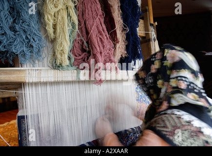 Bagno turco donna tessitura dei tappeti a eleganza Rug Gallery Sultanahmet Istanbul Turchia Foto Stock