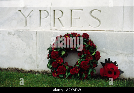 Corona sotto la parola ypres scolpiti in pietra tyne cot cimitero britannico Belgio Foto Stock