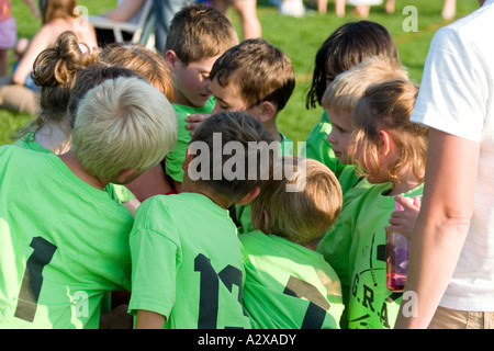 Allenatore di calcio di istruire i suoi giocatori età 28 e 5. St Paul Minnesota USA Foto Stock