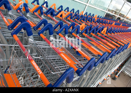 Carrelli per supermercati Sainsburys Regno Unito Foto Stock