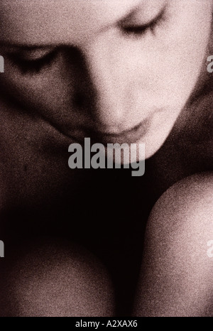 Primo piano del viso della giovane donna con gli occhi sconvolti Foto Stock