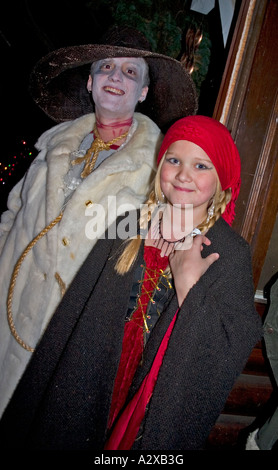 Halloween trucco o trattare il costume gypsy giovane età 18 e 9. St Paul Minnesota USA Foto Stock