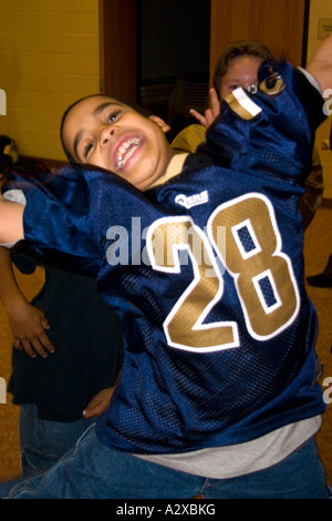 Esuberante kid età 10 prendendo una pausa da dopo la scuola programma di studio. St Paul Minnesota USA Foto Stock