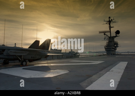 Il Jet si siede sulla pista a bordo della USS Hornet, Alameda, California Foto Stock