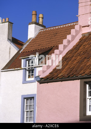 dh East neuk casa ST MONANCE FIFE pareti bianche rosa finestra dipinta rosso PAN case tegole tegole corvo a gradini Gable scozia uk pantiled fine Foto Stock