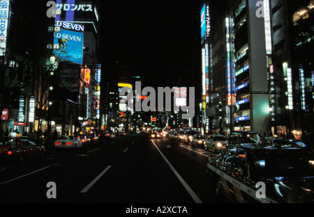 Giappone Tokyo Ginza Yonchome attraversando di notte Foto Stock