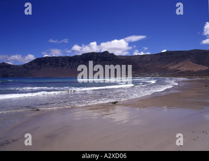 Dh Playa de Famara Lanzarote Lanzarote spiaggia sabbiosa scogliere sul mare e sulla baia Foto Stock