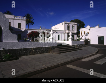 Dh Plaza de la Constitucion Haria Lanzarote Village main street plaza e il cortile Foto Stock