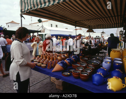 Dh craft market stall TEGUISE LANZAROTE domenica mercato pentole di creta in stallo i venditori di strada di acquirenti Foto Stock