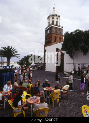 Dh TEGUISE LANZAROTE Sunday Market Cafe street campanile quadrato e chiesa Foto Stock