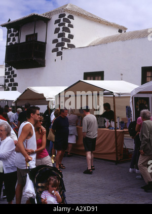 Dh TEGUISE LANZAROTE Domenica bancarelle artista venditori ambulanti folla agli acquirenti di case bianche Foto Stock