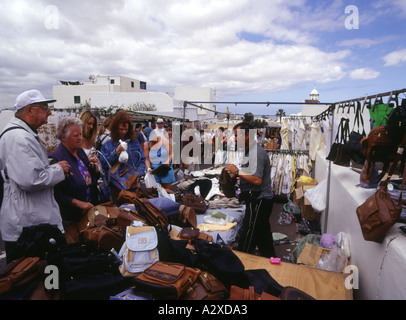 Dh TEGUISE LANZAROTE domenica mercato di strada di stallo in pelle borse a mano i venditori negozio di souvenir Foto Stock