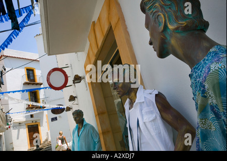 Negozio di abbigliamento manichini in Sa Penya district, alla città di Ibiza. Foto Stock