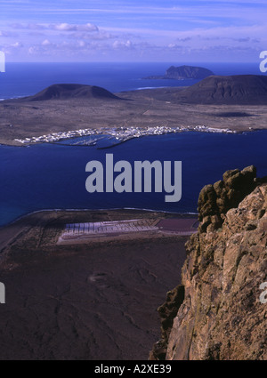 Dh Risco de Farmara MIRADOR DEL RIO LANZAROTE Montagna Salinas de Rio e isola di Graciosa vista Foto Stock