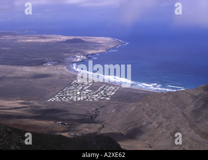 dh LAS NIEVES LANZAROTE Vista del villaggio di pesce Famara e della baia di Playa Famara dal punto panoramico della costa Foto Stock