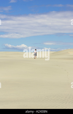 Donna che cammina sulla sabbia a Farewell Spit Golden Bay Nuova Zelanda Foto Stock