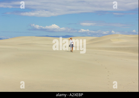 Donna che cammina sulla sabbia a Farewell Spit Golden Bay Nuova Zelanda Foto Stock