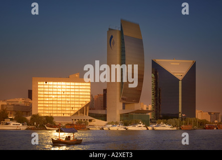 Vista su tutta Dubai Creek verso la Banca nazionale di Dubai edificio. Foto Stock