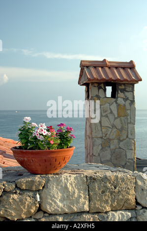 Il pittoresco camino che si affaccia sul Mar Mediterraneo al Jasmine Court Hotel in Girne Cipro Foto Stock