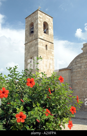 Il centro storico di San Barnaba Chiesa torre campanaria e il cortile in Famagosta, Cipro Foto Stock