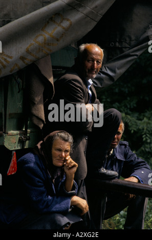 Il croato ri-acquisizione della Krajina, ago 95: ritirata dei profughi serbi arrivano al punto di incrocio a Topusko e attendere alla croce. Foto Stock