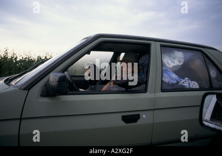 Il croato ri-acquisizione della Krajina, ago 95: ritirata dei profughi serbi arrivano in lui il convoglio di trattori e macchine a Topusko Foto Stock