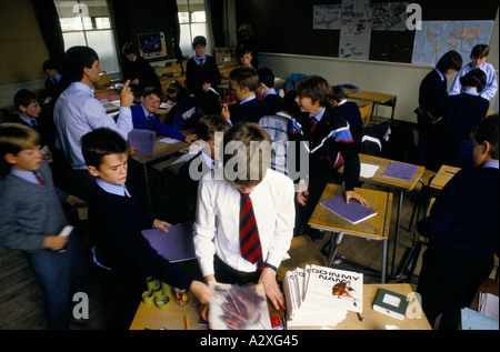 Scena IN AULA ALLA FINE DELLA CLASSE IN UNA SCUOLA SECONDARIA Foto Stock